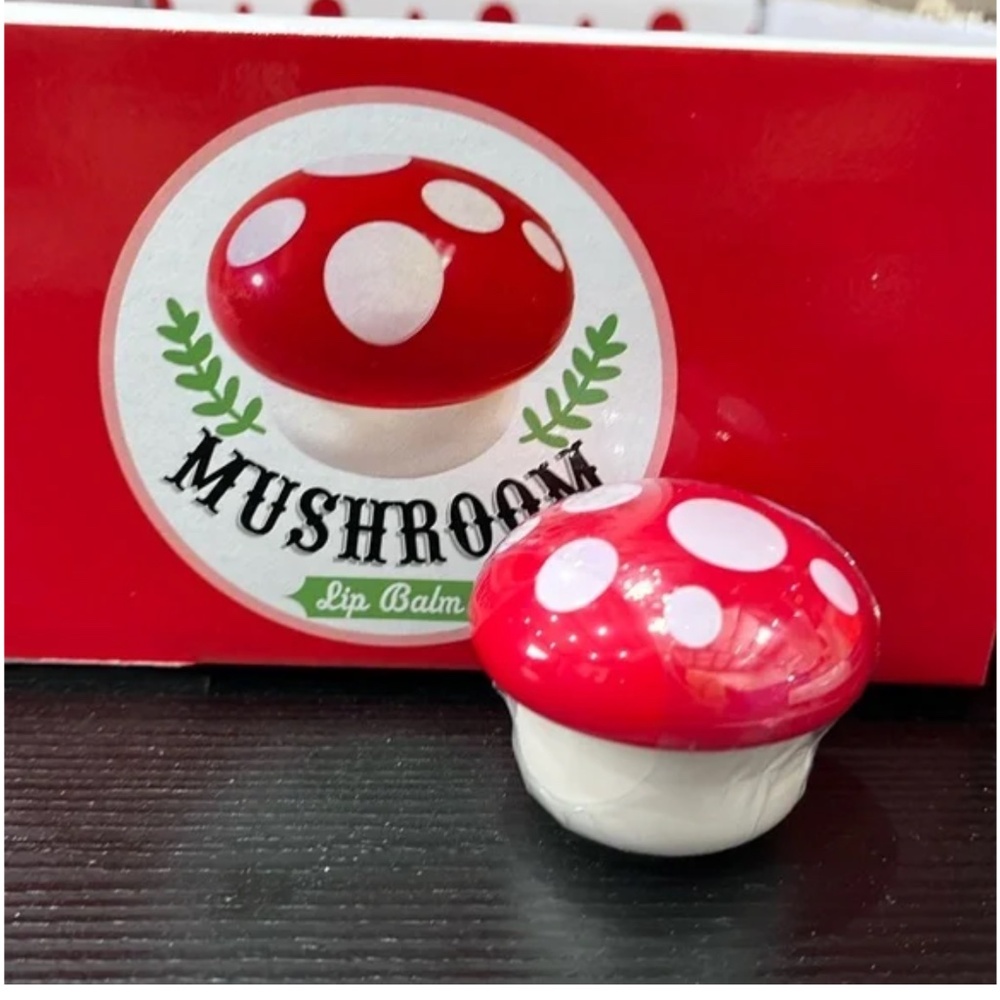 🍄NEW🍓Strawberry scented Red & White Mushroom Shaped Lip balm🍄🍄